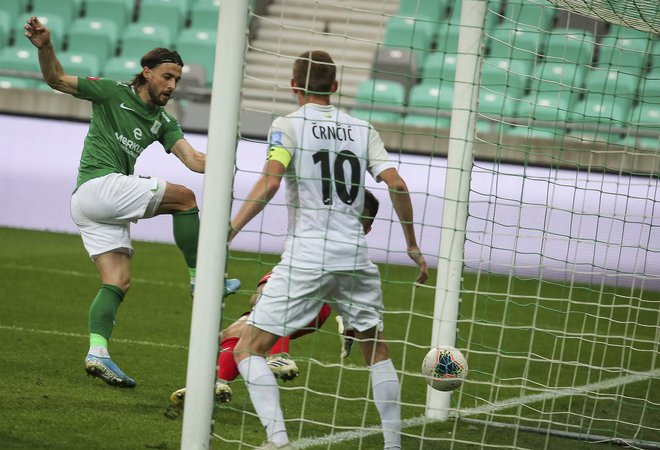 Ante Vukušić se je z dvema goloma še utrdil na čelu lestvice strelcev. FOTO: Jože Suhadolnik/Delo