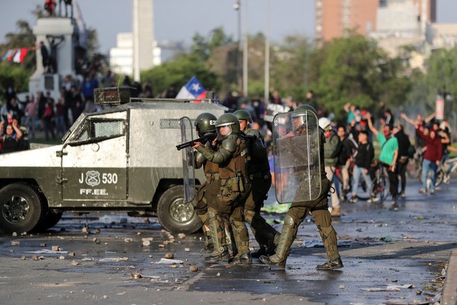 V nekaterih predelih Santiaga je na ulice prišlo več sto vojakov, kar se je zgodilo prvič po letu 1990. FOTO: Ivan Alvarado/Reuters