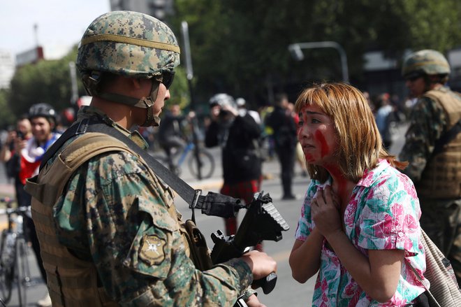 Policija je aretirala več kot 300 ljudi, v nemirih je bilo ranjenih 156 policistov in 11 civilistov. FOTO: Edgard Garrido/Reuters