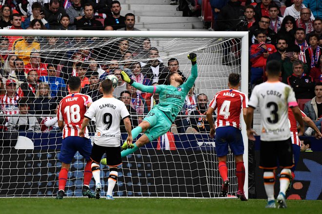 Takole je podpisal vdajo Jan Oblak po prostem strelu Danija Pareja. FOTO: AFP