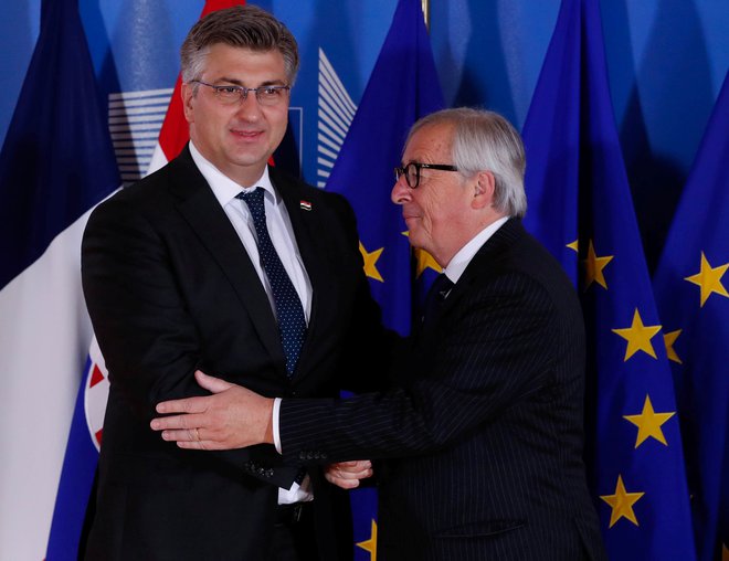 Predsednik evropske komisije Jean-Claude Juncker in hrvaški premier Andrej Plenković prihajata iz iste politične družine, Evropske ljudske stranke. FOTO: Yves Herman/Reuters