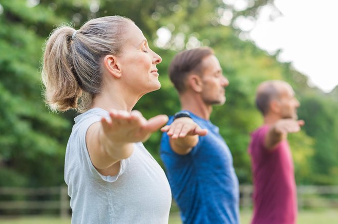 Ni nujno, da dvigujemo uteži, vadba za mišice je lahko tudi z lastno težo, pomembno je predvsem, da dosežemo vadbeni dražljaj. FOTO: Shutterstock