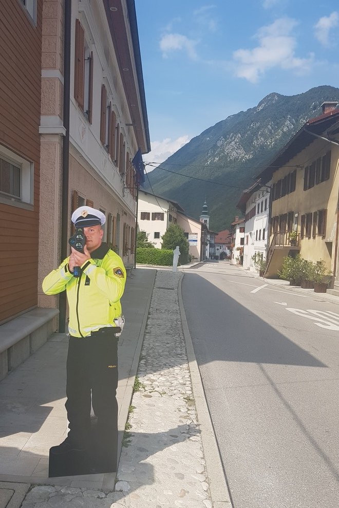 Silhuete policistk in policistov so na Bovškem začeli postavljati avgusta letos. FOTO: Pu Nova Gorica