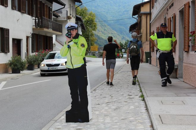 Silhuete policistk in policistov na Bovškem uporabljajo od avgusta letos. FOTO: Blaž Močnik/Delo