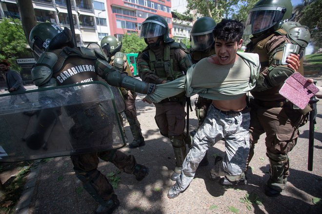 Policija je aretirala veliko ljudi. FOTO: Claudio Reyes/Afp
