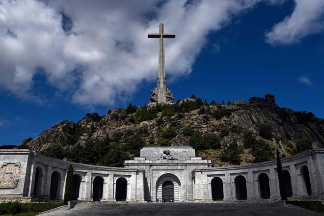 Njegov veličastni mavzolej, ki ga krasi 150 metrov visok križ, je redno privabljal privržence skrajne desnice. FOTO: Oscar Del Pozo/AFP