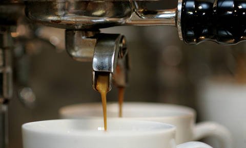 Večina Slovencev še vedno prisega na italijanski način priprave kave, kot sta espresso in macchiato. FOTO: Blaž Samec/Delo