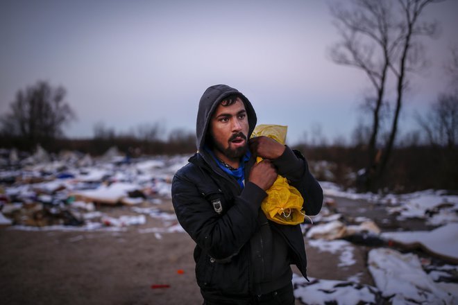 Ostanki begunskega taborišča Vučjak, v katerem ljudje še vedno iščejo uporabna oblačila. FOTO: Matej Družnik