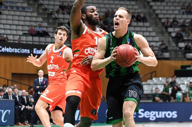 Klemen Prepelič (z žogo) je na prvi tekmi s Cedevito Olimpijo dosegel 17 točk, njegovo evropsko povprečje je 18,3 FOTO: EuroCup