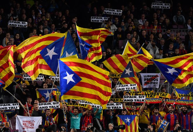 Približno 90.000 navijačev na Camp Nou bo na 179 prvenstvenem derbiju dihalo tudi za neodvisno za Katalonijo. FOTO: AFP