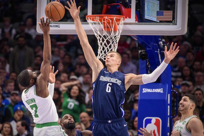 Kristaps Porzingis (desno) je dosegel že tretji zaporedni trojni dvojček, toda Dallas je izgubil že četrto domačo tekmo od zadnjih šest. FOTO: USA TODAY Sports