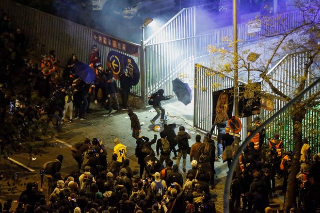 Pred vhodom na stadion Camp Nou je bilo na trenutke napeto v spopadih med zagovorniki neodvisne Katalonije in policisti. FOTO: AFP