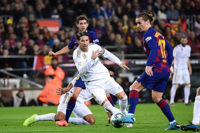 Realov kapetan Sergio Ramos je v svojem ostrem in avtoritativnem slogu odigral rekordni 43. clasico in zasenčil domačega aduta Antoina Griezmanna. FOTO: AFP