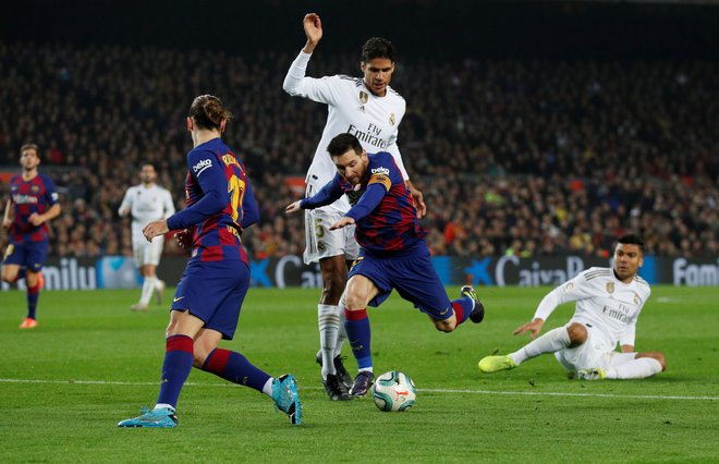 Raphaël Varane je bil med boljšimi v derbiju, v obrambi je ustavil Lionela Messija, v napadu pa je bil zelo nevaren iz prekinitev. FOTO: Reuters