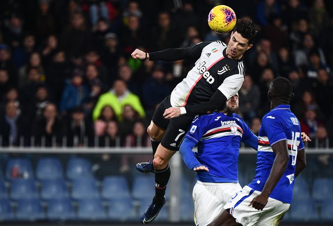 Cristiano Ronaldo je z nebeškim skokom odločil zmagovalca v Genovi. FOTO: AFP