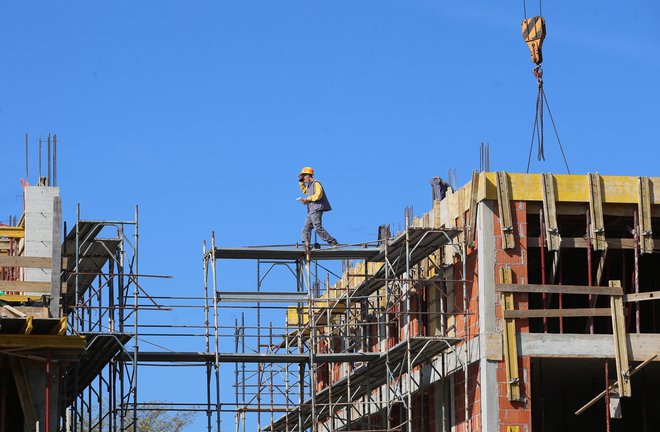 DUTB ima v lasti 30 zemljišč, na katerih bi lahko gradila stanovanja. Večino stanovanj, okoli 2500, bi zgradili v Ljubljani z okolico. FOTO: Tadej Regent/Delo