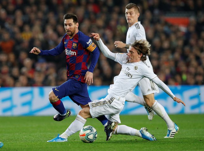 Lionel Messi je v dvoboju najboljših nogometašev let 2018 in 2019 pustil boljši vtis kot Luka Modrić. FOTO: Reuters