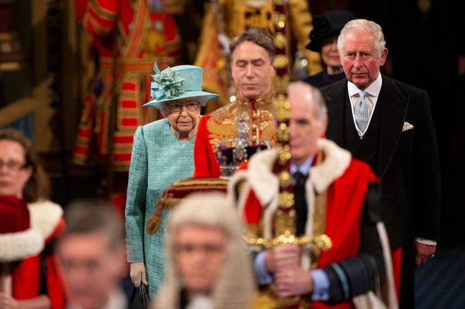 Britanska kraljica Elizabeta II. in prestolonaslednik princ Charles med prihodom v britanski parlament. FOTO: Matt Dunham/Reuters