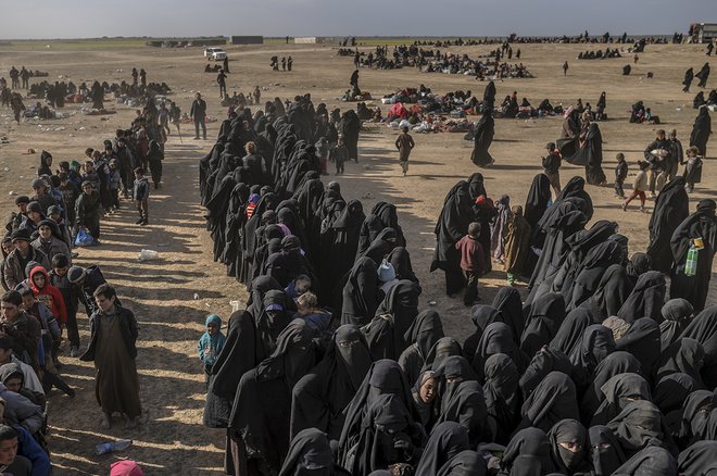 Po padcu takoimenovane Islamske države so koalicijske sile v iraku in Siriji zajele veliko število civilistov, med njimi je precej tudi tujih državljanov, ki jih postopoma želijo vrniti domov. Foto Bulent Kilic Afp