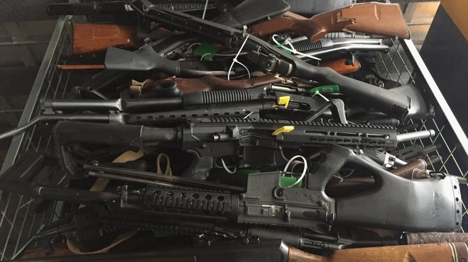 Še danes novozelandska vlada odkupuje prepovedano orožje in ne kaznuje lastnikov, od jutri bodo ti kazensko odgovorni. FOTO: Policija Nove Zelandije