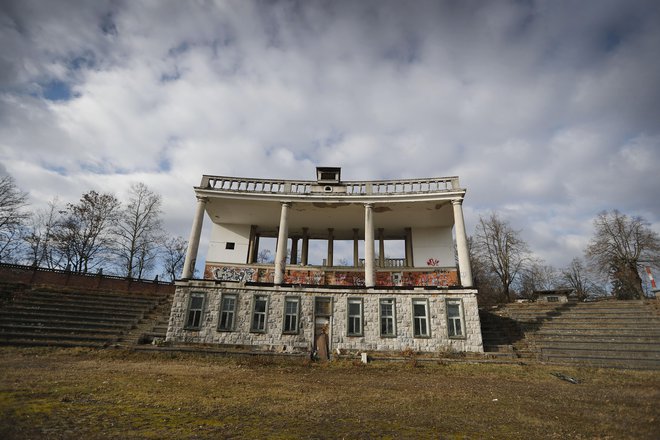 Plečnikov stadion, ki vidno propada že več kot 12 let, še nekaj časa ne bo doživel obnove. Načrtom namreč zdaj nasprotujejo še arhitekti. Foto Leon Vidic