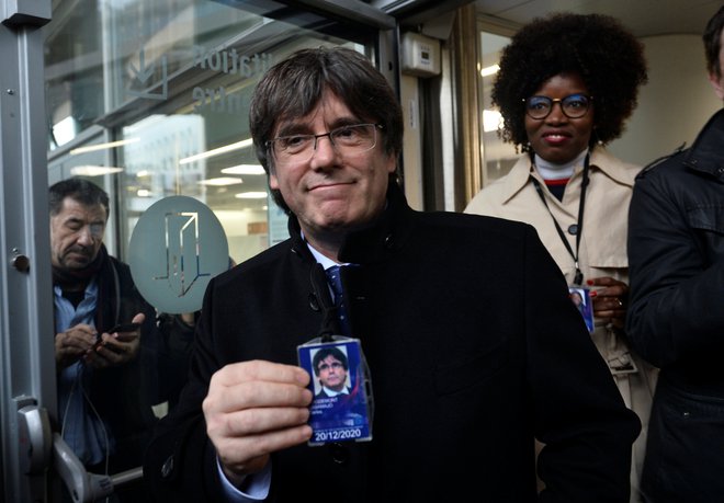 Nekdanji katalonski voditelj Carles Puigdemont živi v Belgiji. V primeru vrnitve v Španijo, ga čaka aretacija. FOTO: Johanna Geron/Reuters