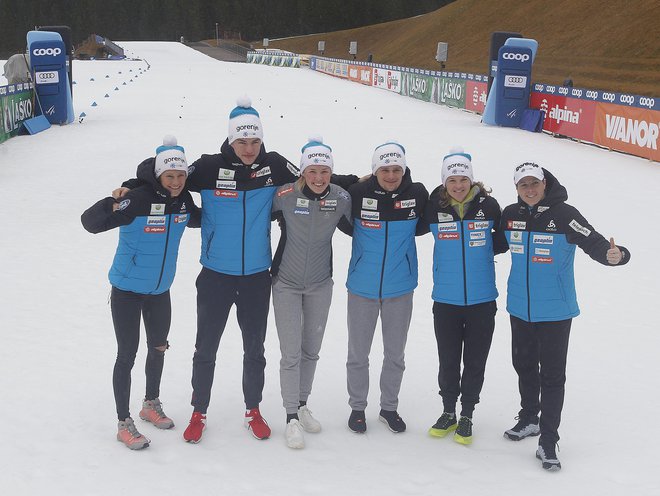 Anamarija Lampič (v sivi opravi) je skupaj z drugimi iz slovenske reprezentance kljub odpovedi treninga poskusila ohraniti dobro voljo. Ob njej so še (z leve):<strong> Katja Višnar, Janez Lampič, Miha Šimenc, Alenka Čebašek in Vesna Fabjan.</strong> FOTO: Mavric Pivk/Delo