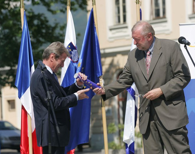 Dimitrij Rupel je simbolično predal predsedovanje EU francoskemu kolegu Bernardu Kouchnerju, junija 2008. FOTO: Blaž Samec/Delo