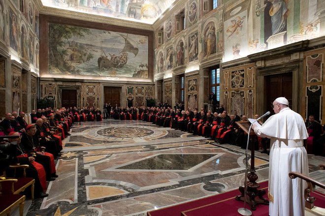 Papež Frančišek je menil, da se mora rimska kurija prilagoditi »epohalni spremembi« in »spremeniti pastoralno miselnost«. FOTO: Vatican Media Via Reuters