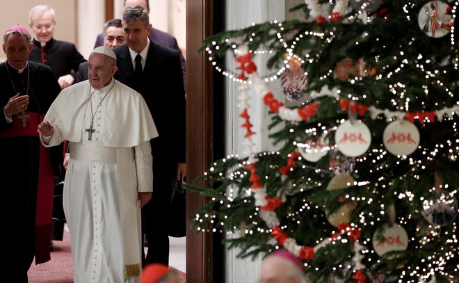 Papež Frančišek ob prihodu na današnji nagovor. FOTO: Guglielmo Mangiapane/Reuters