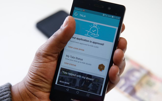 Mobilne aplikacije, ki bančništvo uporabniku prinesejo dobesedno v roke, so se močno razcvetele predvsem na trgih, kjer mreža tradicionalnih bank ni (bila) močna. Fotografija je iz Kenije. FOTO: Reuters