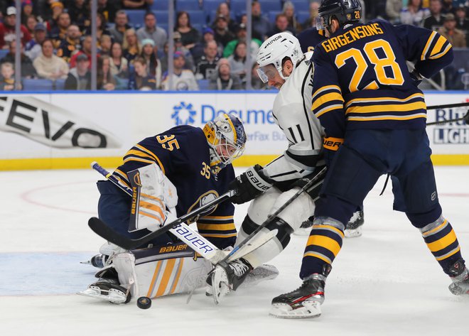 Takole sta Anžeta Kopitarja (v sredini) ustavila Linus Ullmark in Zemgus Girgensons. FOTO: Usa Today Sports