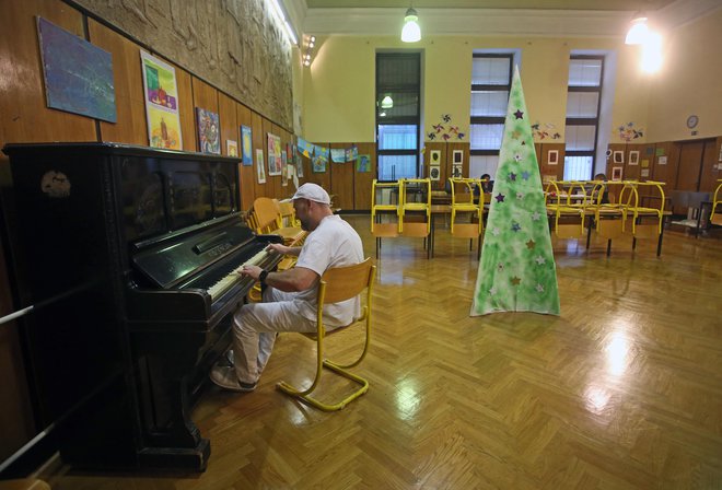 Vsak bi bil med prazniki raje z domačimi, stiske so lahko velike. FOTO: Tadej Regent