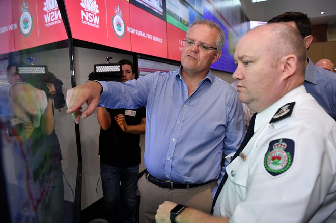 &nbsp;Scott Morrison z vodstvom gasilcev Novega južnega Walesa v Sydneyu. FOTO: Stringer Reuters
