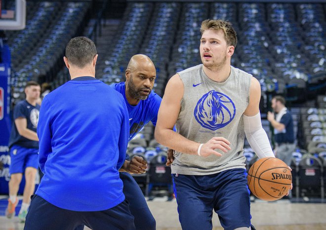 Luka Dončić se tudi pred Dallasovimi tekmami pripravlja na vrnitev pod obroče. Foto USA Today Sports