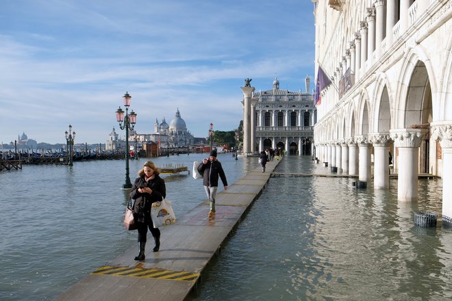 Že v nedeljo so v Benetkah namerili več kot 120 centimetrov visoko vodo. FOTO: Manuel Silvestri/Reuters