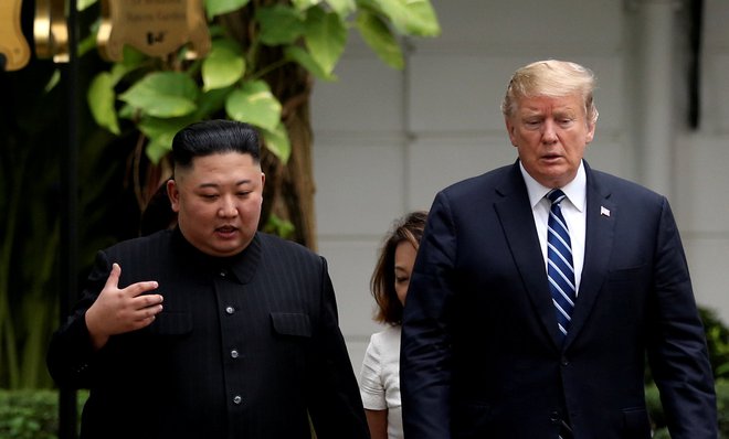 Kim Džong Un in Donald Trump med pogovorom na vrhu v Hanoju. FOTO: Reuters