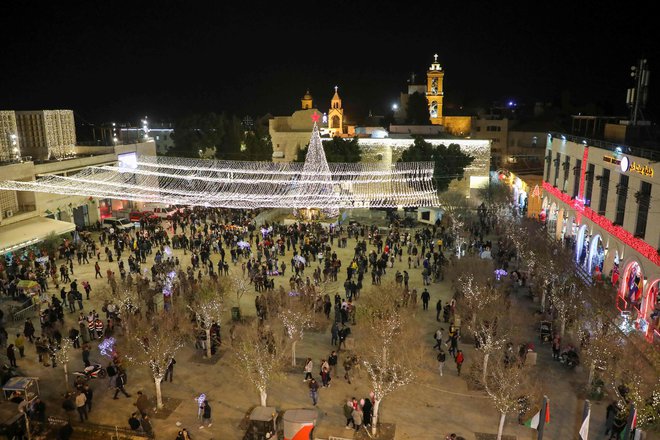 Pred baziliko se vijejo vrste turistov, ki si prav ob božiču želijo obiskati jamo znotraj cerkve, kjer se je po izročilu rodil Jezus. FOTO: Hazem Bader/AFP