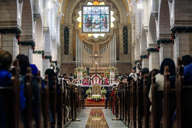 V Betlehemu so popoldne pričakali tudi apostolskega administratorja latinskega patriarhata v Jeruzalemu, nadškofa Pierbattista Pizzaballo.<strong> </strong>FOTO: Musa Al Shaer/AFP