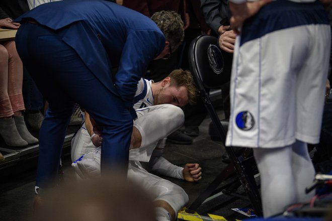 Prvi zvezdnik Dallasa si je gleženj poškodoval na tekmi z Miami Heat. FOTO: Jerome Miron/Usa Today Sports