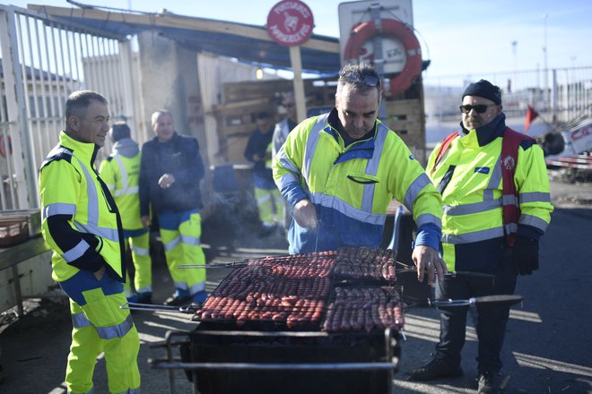 Stavka zaposlenih v javnem prometu, pa tudi učiteljev in delavcev v nekaterih drugih dejavnostih, ki nasprotujejo predlagani pokojninski reformi, vstopa že v četrti teden. FOTO: Christophe Simon / Afp