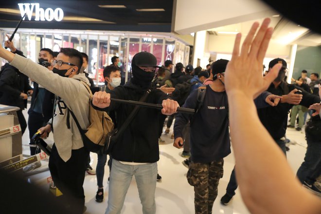 Hongkong že pol leta pretresajo protesti. FOTO: Reuters