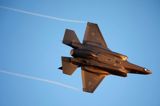 Letalo lovec F-35 Lightning II zahodne države počasi uvajajo v lastne oborožene sile. Foto Reuters