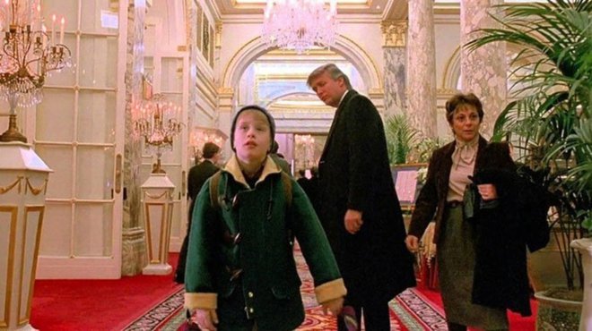 Trump si je vlogo v filmuprislužil kot takratni lastnik hotela Plaza, kamor se, potem ko se po pomoti znajde v velikem mestu, zateče navihani protagonist Kevin McCallister. Foto: YouTube