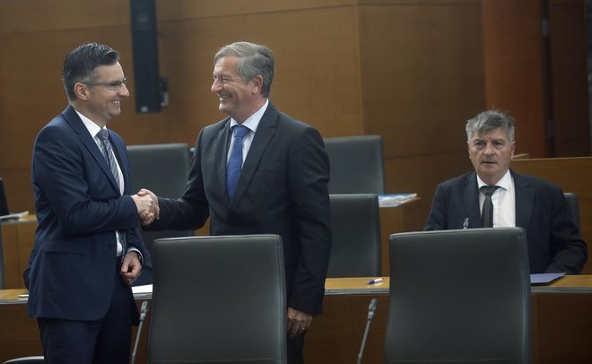 Karl Erjavec se pravi, da se bosta morala s predsednikom vlade Marjanom Šarcem po kongresu Desusa pogovoriti. FOTO: Blaž Samec/Delo