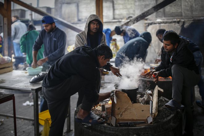 V migrantskem centru Miral v Veliki Kladuši znajo poskrbeti zase. Med čakanjem na nov poskus preboja do Evropske unije je središče dogajanja odprta kuhinja. FOTO: Matej Družnik