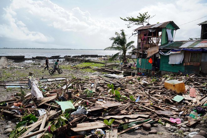 Tajfun Phanfone je osrednji del Filipinov dosegel v torek. FOTO: Afp