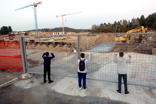 Trenutno največjo stanovanjsko sosesko Novo Brdo je republiški sklad začel graditi oktobra, dokončali naj bi jo leta 2021. FOTO: Roman Šipić/Delo