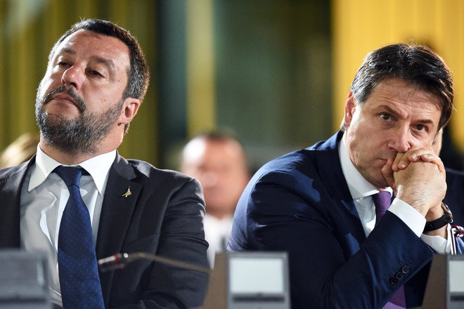 Italijo hromijo korupcijski in diplomatski škandali. Na fotografiji Matteo Salvini in premier Giuseppe Conte. Foto: Reuters