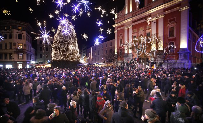 Ljubljana bo vstopala v novo leto jutri ves dan. Od 16. ure bodo na Kongresnem trgu družine z otroki praznovale prihod novega leta, ki bo tam (simbolno) nastopilo že ob 17. uri. Foto Roman Šipić